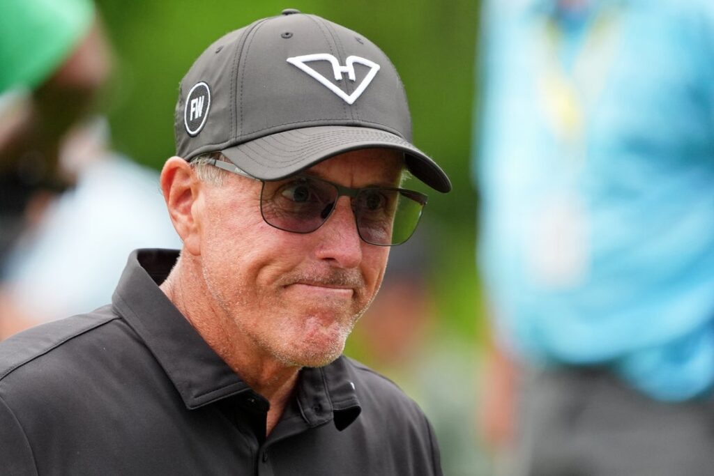Phil MIckelson reacts